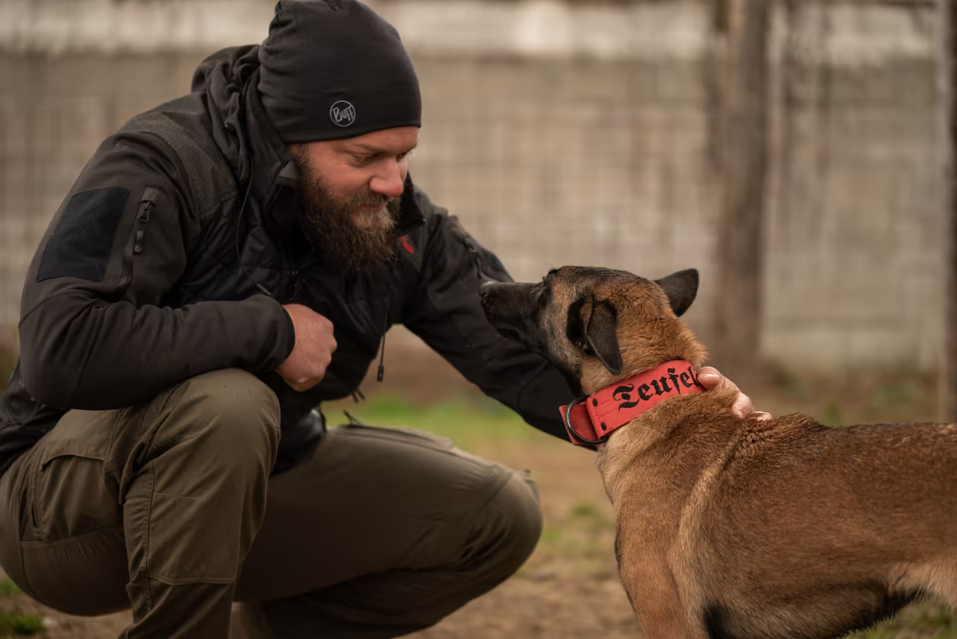 Georg Resch mit einem großen Hund vor dem Vereinsgelände